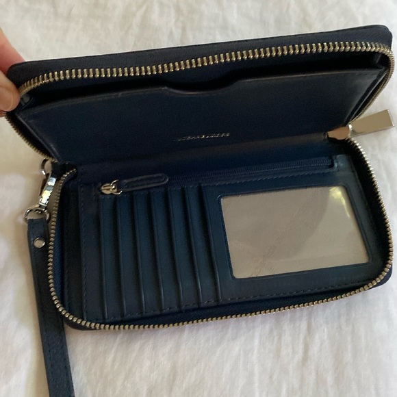 Michael Kors zip Wallet - Picture 5 of 6